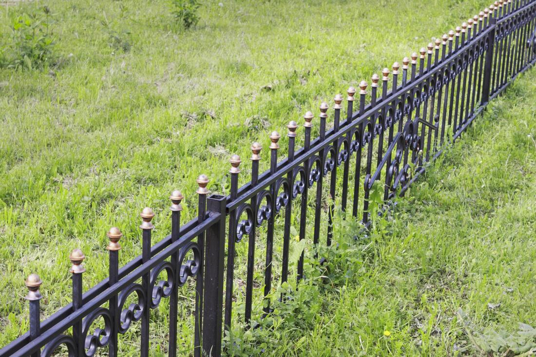 a fence made of aluminum
